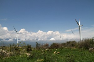 Des éoliennes se mêlent aux pierres sur le massif du Latmos
