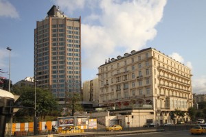 A droite le Pera Palace à Istanbul signé Vallaury