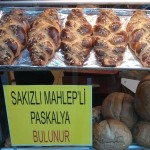 Brioche pascale dans une vitrine d'Istanbul
