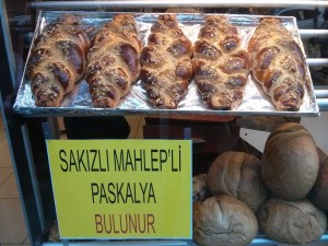 Brioche pascale dans une vitrine d'Istanbul