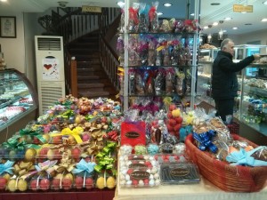Oeufs et lapins en chocolat dans une vitrine d'Istanbul