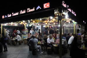 Un petit sandwich au poisson à Eminönü