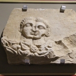 Partie d'urne funéraire de l'époque romaine, musée archéologique d'Alanya