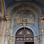 Riche décoration de la porte de la mosquée Aziziye à Konya