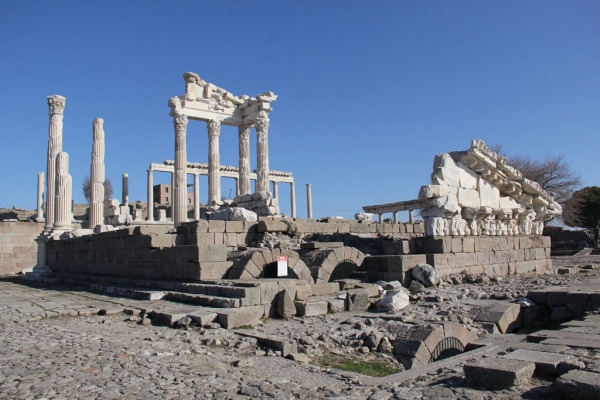 Temenos de Trajan, Acropole de Pergame