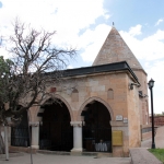 A gauche, mûrier de 700 ans, musée Hacibektaş