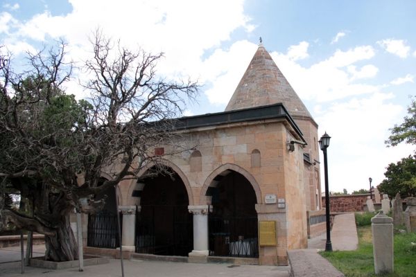 A gauche, mûrier de 700 ans, musée Hacibektaş