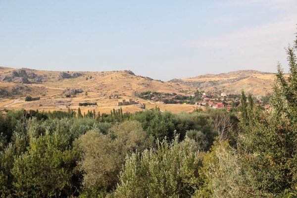 Village de Boğazkale et à gauche le site de Hattuşa