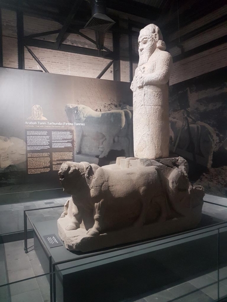 Statue du dieu des tempêtes Tarhun avec son véhicule, musée d'Adana