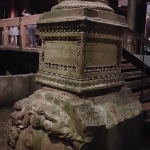 La seconde tête de Méduse de la citerne-basilique d'Istanbul