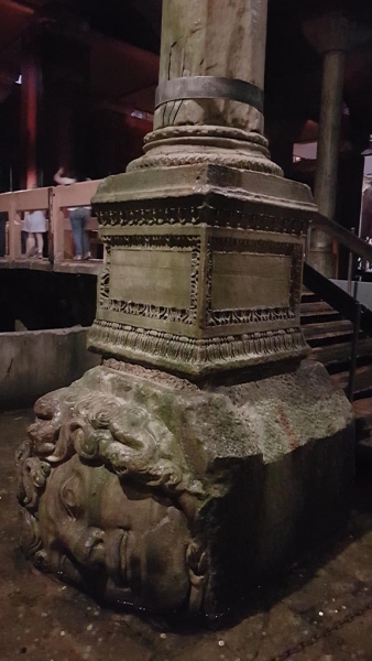 La seconde tête de Méduse de la citerne-basilique d'Istanbul
