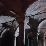 Le plafond de la citerne-basilique d'Istanbul