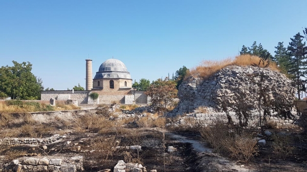 Vue sur l'ancienne mosquée - Ulu Camii - et les restes de la medresa, Battalgazi